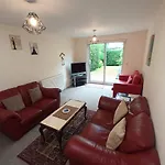 Central Modern Apartment With Free Parking And Private Garden